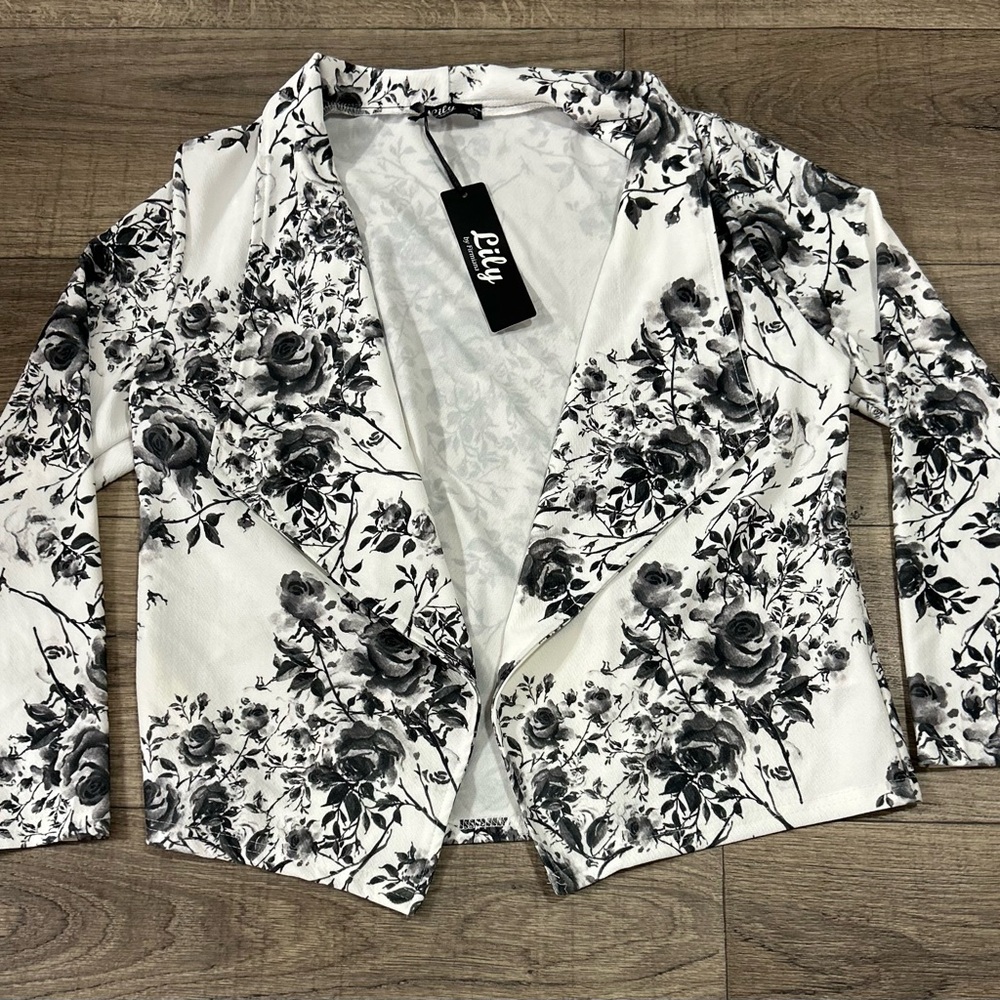 Lily by Firmiana black and white floral open front blazer. NWT
